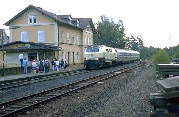 218 291 mit Sonderzug in Eisenberg