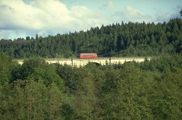 VT 98 als Leerzug auf dem Dreibrunnertalviadukt