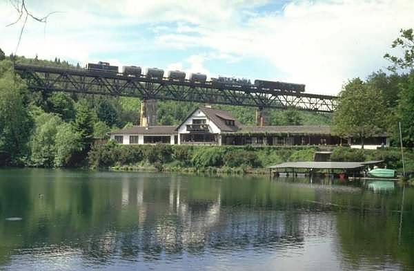 212 mit Unkrautvernichtungszug auf dem Eiswoog-Viadukt