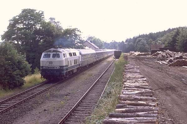 218 mit chülersonderzug in Alsenborn